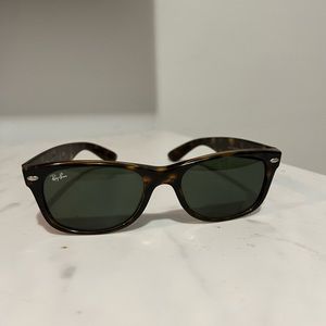RAY-BAN NEW WAYFARER CLASSIC